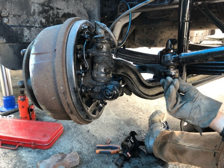 トラックの足回りの点検作業！ブーツ類が破れていると、車検には通りません！！今回は、ドラッグリンクブーツとタイロッドエンドブーツを交換します