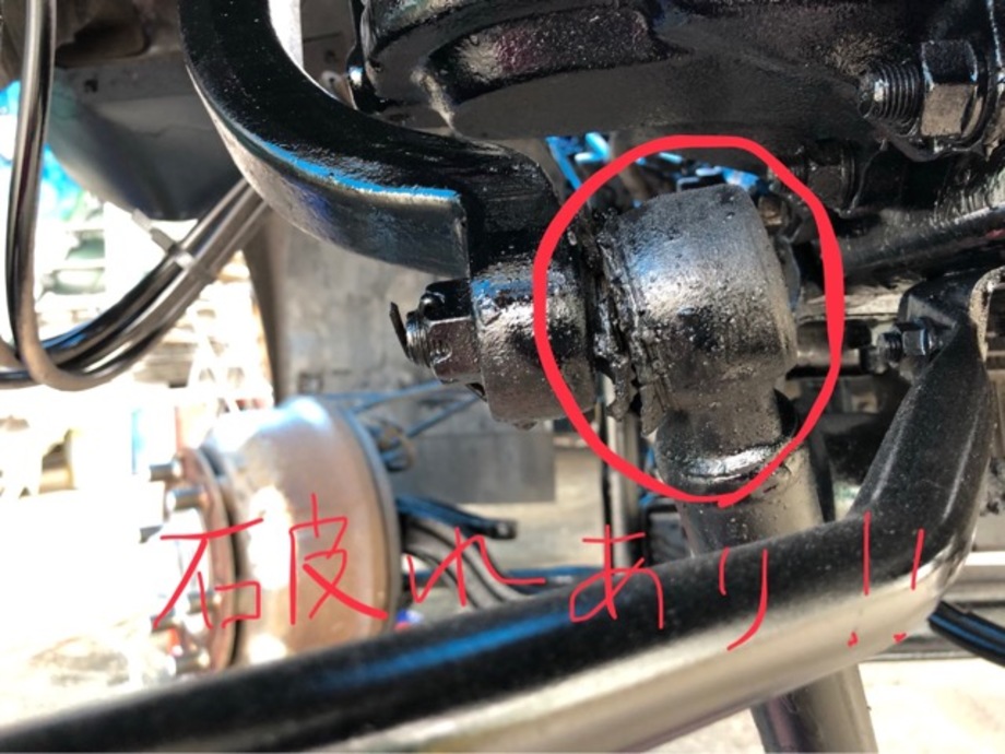 トラックの足回りの点検作業 ブーツ類が破れていると 車検には通りません 今回は ドラッグリンクブーツとタイロッドエンドブーツを交換します 足回り 基礎知識 スタッフblog 大阪の再生中古トラック専門店 販売 買取 トラック１２３