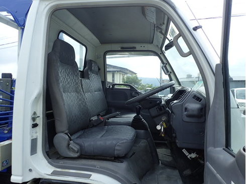 いすゞエルフ室内