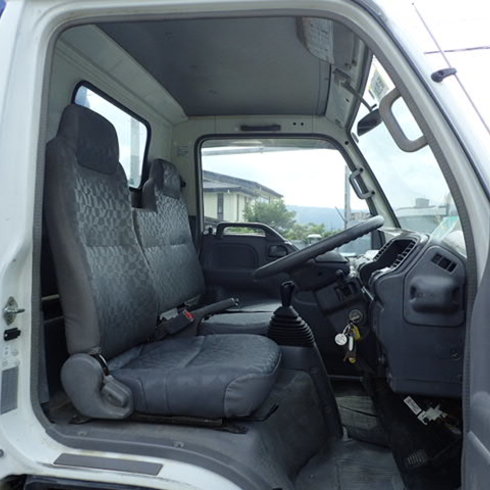 いすゞエルフ室内