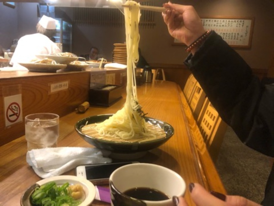 私のお勧めは 北新地のうどん屋 香川 の細ザルうどんです グルメ おすすめ紹介 スタッフblog 大阪の再生中古トラック専門店 販売 買取 トラック１２３