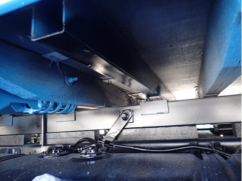 トラック荷台下