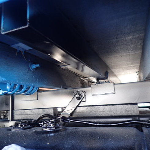 トラック荷台下