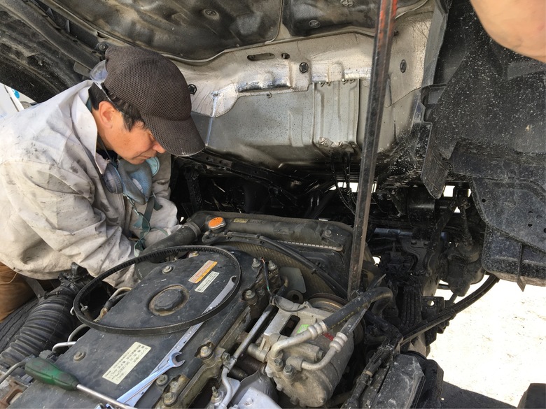 トラックのエアコンベルトを交換しました ｔｒｕｃｋ１２３整備 修理のご紹介 作業風景 今日のトラック１２３ スタッフblog 大阪の再生中古トラック専門店 販売 買取 トラック１２３