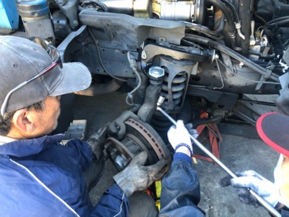 いすゞエルフのアッパーアームの交換作業 運転していてハンドルが がたつくので調べるとトラック足回りの修理が必要でした 足回り 基礎知識 スタッフblog 大阪の再生中古トラック専門店 販売 買取 トラック１２３