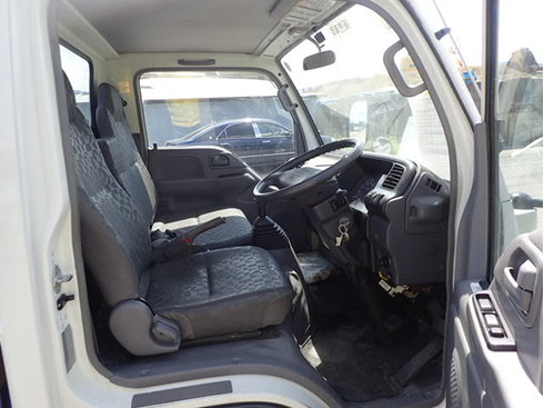 いすゞエルフ室内