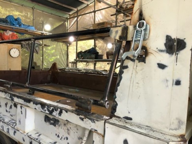 コボレーンの取付方法：4tダンプ(中型)の手動コボレーンをパイプを使っ