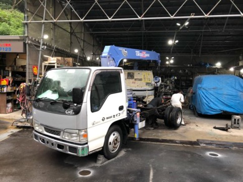 クレーン付きトラックの荷台載せ替え作業 ① | 作業風景 | 今日の 