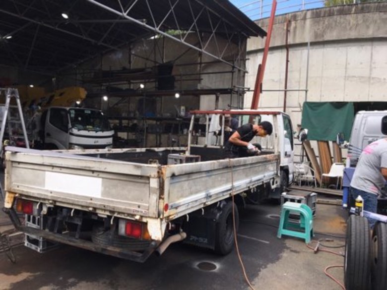 クレーン付きトラックの荷台載せ替え作業 ② 作業風景 今日のトラック123 スタッフBLOG 大阪の再生中古トラック専門店｜販売・買取｜トラック123