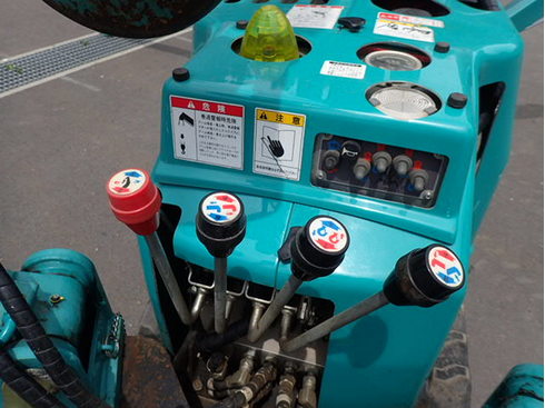 小型多脚クレーン　多用途　造園　石材　公共工事