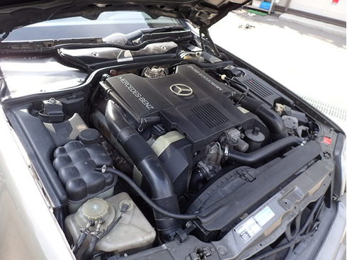 V型8気筒DOHC　4.97L　ガソリン 330馬力