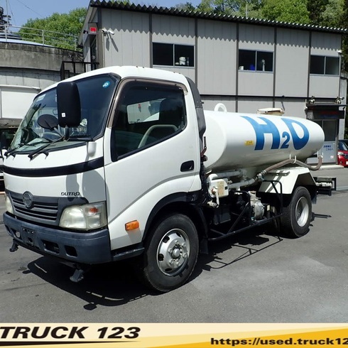 走行の少ない4tの散水車です！平成23年 ヒノデュトロ 4t 散水車 前方