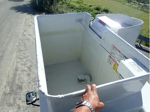 看板　通信工事　屋根施工　外壁　街路樹