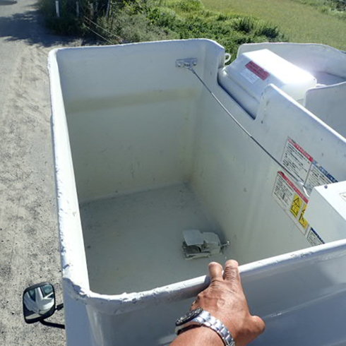 看板　通信工事　屋根施工　外壁　街路樹