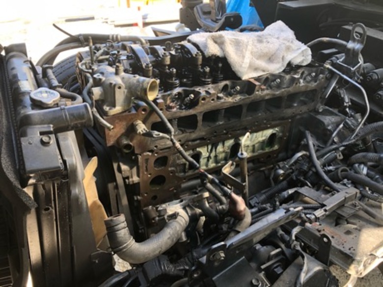いすゞエルフ Pb Nkr81an 高所作業車sh09aのエンジンオーバーホール 基礎知識 スタッフblog 大阪の再生中古トラック専門店 販売 買取 トラック１２３