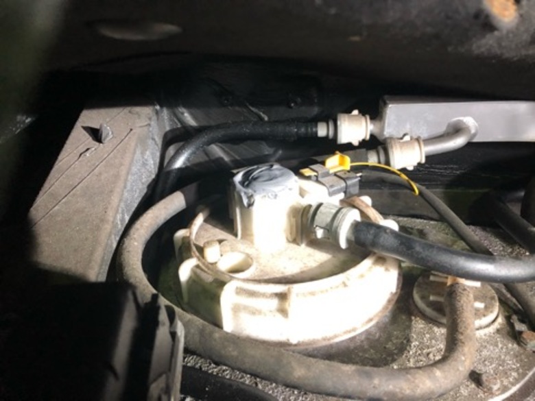 フェラーリ(Ferrari) 360 モデナ(modena) の燃料ポンプの上部が